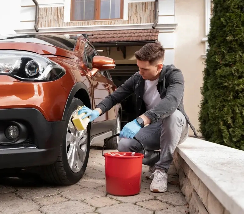 Lavage auto à domicile Saint-Christoly-de-Blaye : professionnel intervenant sur un véhicule